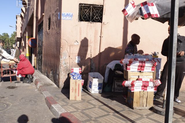Fotografía en color de un Estanco callejero en Marrakech, Marruecos