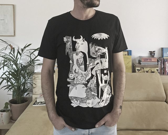 Camiseta negra con la pintura El Guernica del artista Pablo Picasso. Colección: Art remixes. Camiseta ecológica y comercio justo.