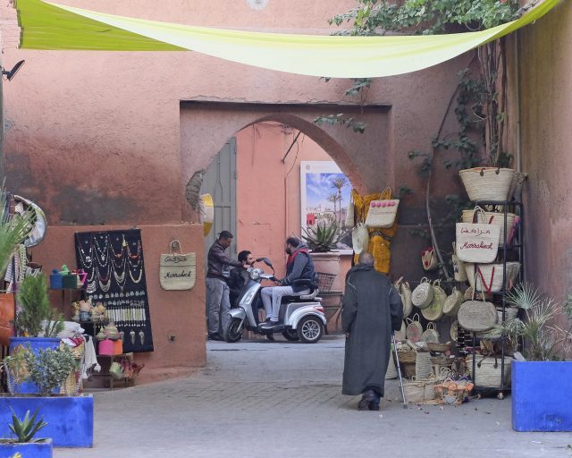 Fotografía. Jóvenes charlando en una calle de la medina de Marrakech, Marruecos